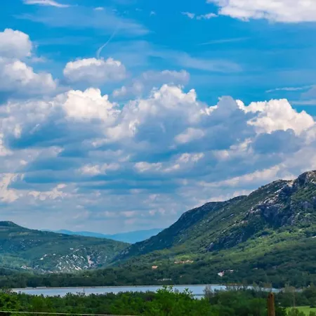 Charming In With Pool * מאקרסקה